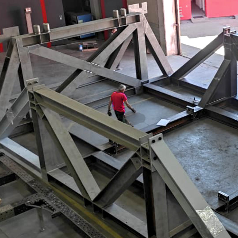 HMBF fertigt in Lohnarbeit individuelle Stahlbau-  Lösungen für Handwerk, Industrie und Gewerbe  nach Plan. Mit Ideen und technischer Erfahrung  setzen wir Kundenanforderungen effizient und  kostengünstig um. Dabei übernehmen unsere  kompetenten Mitarbeiter sämtliche Arbeitsschritte,  von der Materialbeschaffung über die Fertigung und  Logistik bis hin zur Montage.